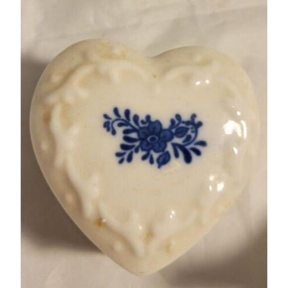 VTG Porcelain Ceramic Heart Shaped Blue and White Trinket Box / Ring Box - Picture 1 of 6
